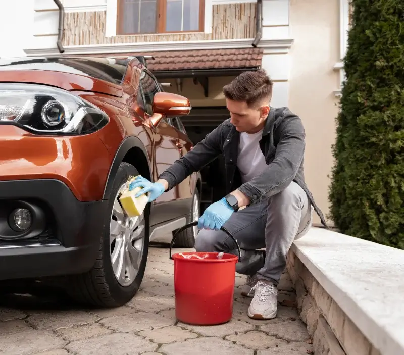 Lavage auto à domicile Saint-Jean-des-Vignes : professionnel intervenant sur un véhicule